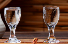 长期饮酒对男性性功能影响比较大，最好不要过度饮酒