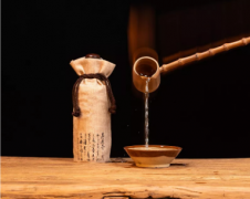 酱香酒是怎么勾兑出来的，原来勾兑白酒这么复杂，需要专业调酒师