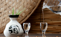 什么是酱酒的酿造，八年坤沙53度多少钱一瓶？