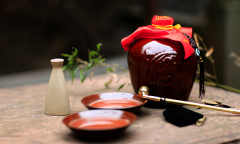 鉴别纯粮食酒唯一方法，肉眼直观，看一眼就知道
