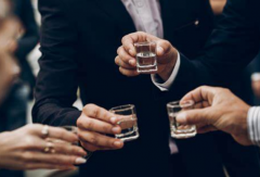 历史上有上级给下级倒酒嘛，这代表什么意思