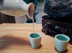 品牌纯粮散白酒：窖藏十年，杏花香醇