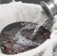 什么是酱香型白酒固态发酵，影响固态发酵的因素有