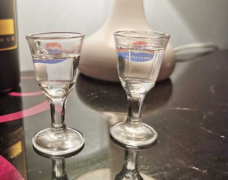 能挂杯的白酒就是好酒？喝了这10款酒之后，总结这3种无效鉴定法