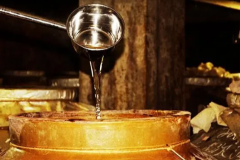 酱香型白酒加水为什么会变浑浊呢，酱酒的化学变化及其原因