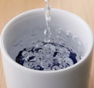 白酒起泡沫是怎么回事，可以通过气泡来辨别酒的好坏吗