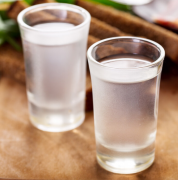 粮食酒和勾兑酒怎么区别，区分粮食酒和勾兑酒的方法分享