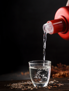 酱香型白酒可以用食用酒精勾兑吗，什么是食用酒精