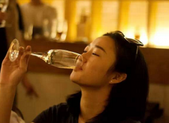 女人喝酒的好处真的有吗 适量的喝些酱酒起到一定的保健作用